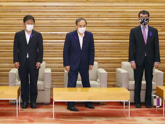 閣議に臨む（左から）茂木敏充外務相、菅義偉首相、河野太郎行政改革担当相＝2021年07月09日午前、首相官邸　写真提供：産経新聞社