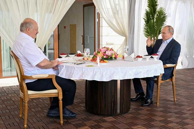 2023年7月9日、ロシア南部ソチの大統領別邸でルカシェンコ・ベラルーシ大統領（左）と会談するプーチン大統領（タス＝共同）