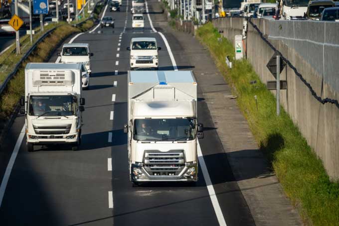 トラック 高速道路の速度規制引き上げ検討「その前に自動ブレーキの義務化」辛坊治郎が指摘
