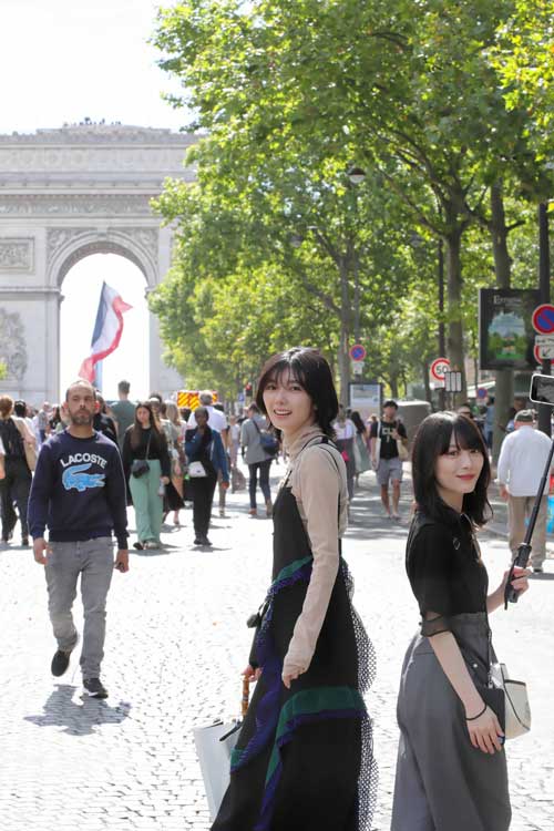 パリの街を楽しむ、櫻坂46メンバーたち　　カメラ：KASONO TAKAMURA