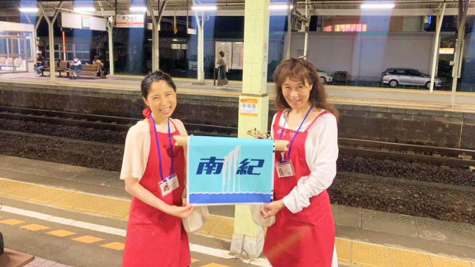 6月30日のキハ85系「南紀」、最終列車の見送り風景（画像提供：新竹商店）