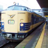 昭和40年代から、青森発着の特急「はつかり」として活躍した583系電車、臨時快速「夏休み東北縦貫号」、東北本線・福島駅（2009年撮影）