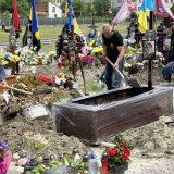 ロシア軍との戦闘で死去したウクライナ兵士の墓を建てる人々　＝2023年06月10日、リビウのリチャキフ墓地　写真提供：産経新聞社