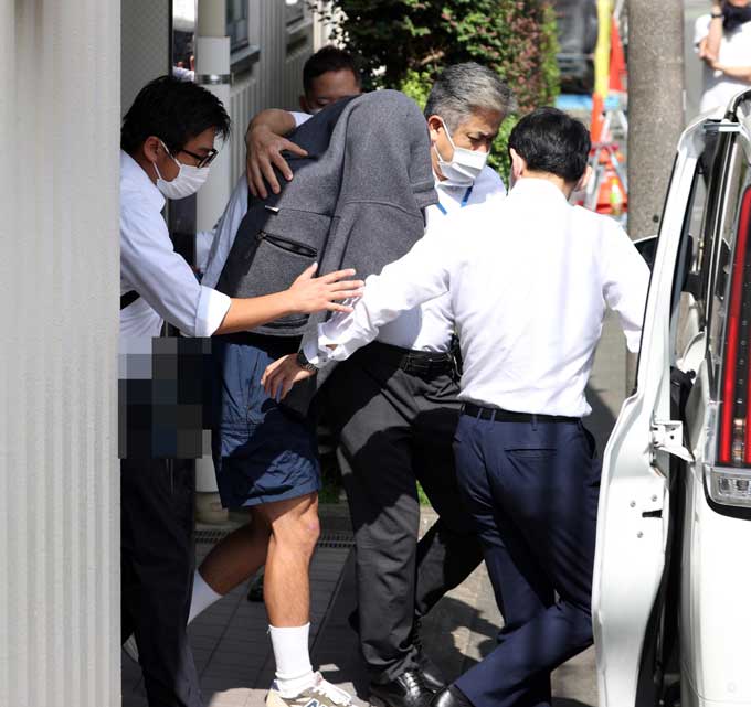 【日大アメフト部員が違法薬物所持容疑で逮捕】違法薬物所持容疑で連行される日大アメフト部の北畠成文容疑者　撮影日：2023年08月05日　写真提供：産経新聞社