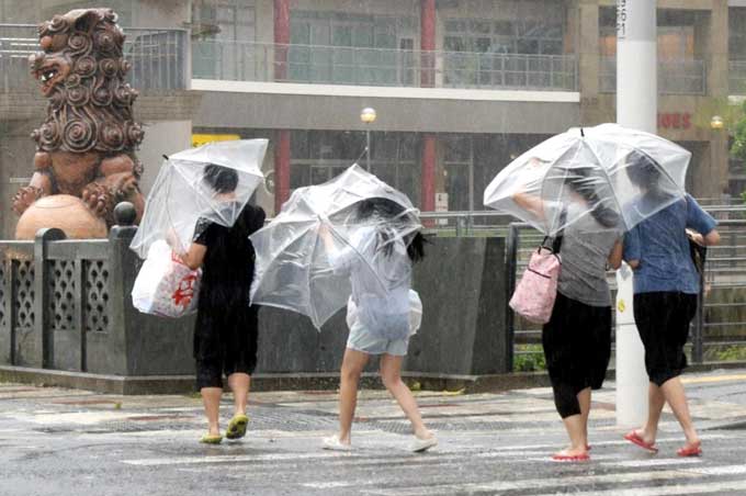 再び台風６号が接近し、暴風雨となった那覇市内＝2023年8月5日午後5時、那覇市牧志　写真提供：産経新聞社