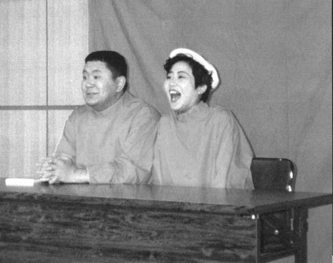 電波少年収録　松村邦洋と松本明子　1993年9月　写真提供：産経新聞社