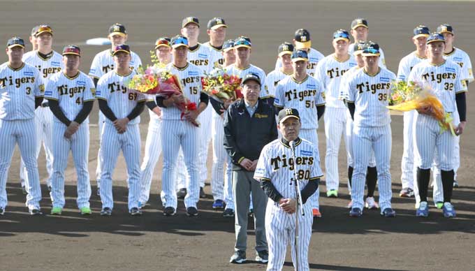 【プロ野球阪神宜野座キャンプ】岡田彰布監督（６５）は冒頭の歓迎セレモニーでマイクを通してあいさつ。「宜野座村キャンプからアレを目指して、アレを勝ち取りファンの皆さんと一緒に喜びを分かち合いたい」と力を込めた。 ＝2023年2月1日午前、宜野座村野球場　写真提供：産経新聞社