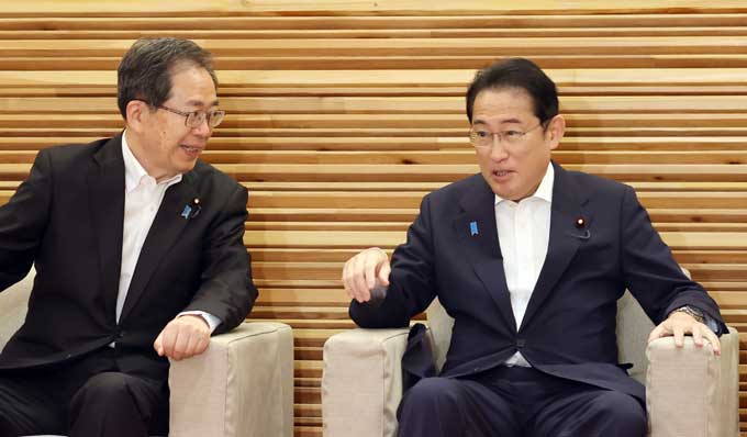 閣議に臨む岸田文雄首相、斉藤鉄夫国交相（左）＝２０日午前、首相官邸