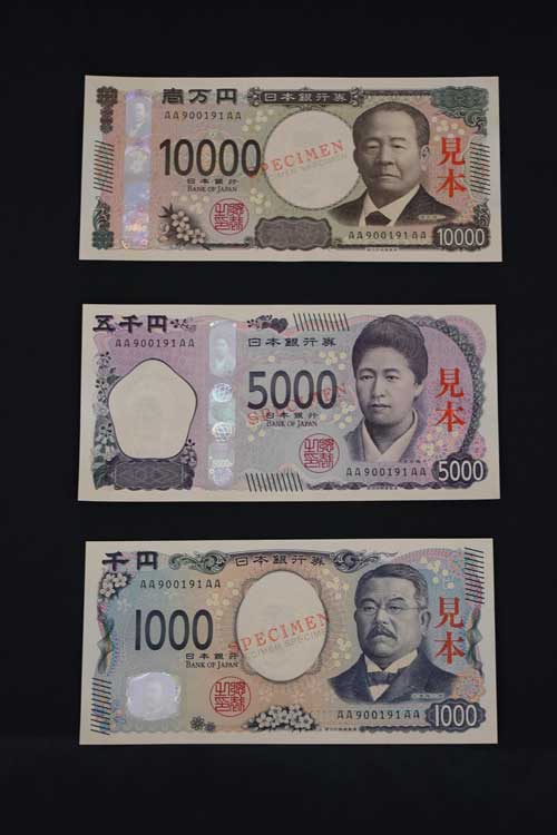 報道陣に公開された新しい紙幣の見本（表）＝2023年04月14日午前、東京都中央区の日銀本店　写真提供：産経新聞社