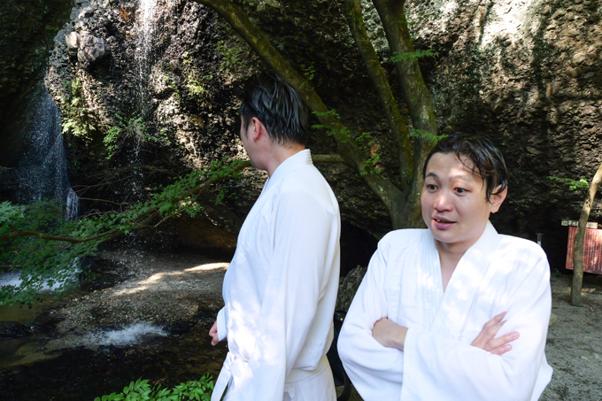 茨城県「月待の滝・もみじ苑」にてランパンプスが滝行でパワーチャージの効果を検証！