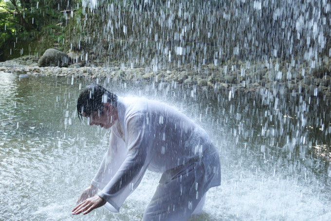 茨城県「月待の滝・もみじ苑」にてランパンプスが滝行でパワーチャージの効果を検証！