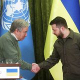 記者会見で握手を交わす国連のグテレス事務総長（左）とウクライナのゼレンスキー大統領＝2022年4月28日、キーウ（ロイター＝共同）　写真提供：共同通信社