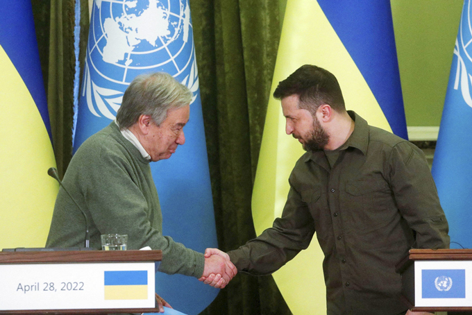 記者会見で握手を交わす国連のグテレス事務総長（左）とウクライナのゼレンスキー大統領＝2022年4月28日、キーウ（ロイター＝共同）　写真提供：共同通信社