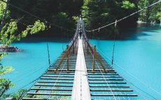 「人が渡れる吊り橋」で「日本一の高さ」を誇るのはどこ？