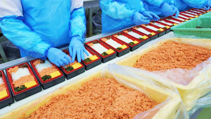 「こぼれイクラととろサーモンハラス焼き弁当」の製造風景