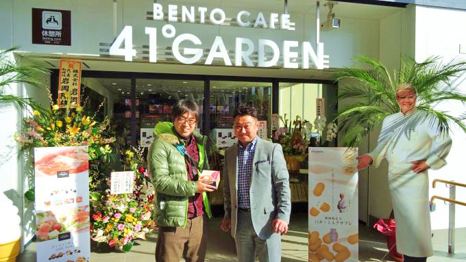 新函館北斗駅にオープンした当時の「41°GARDEN」にて吉田社長と筆者（2016年撮影）