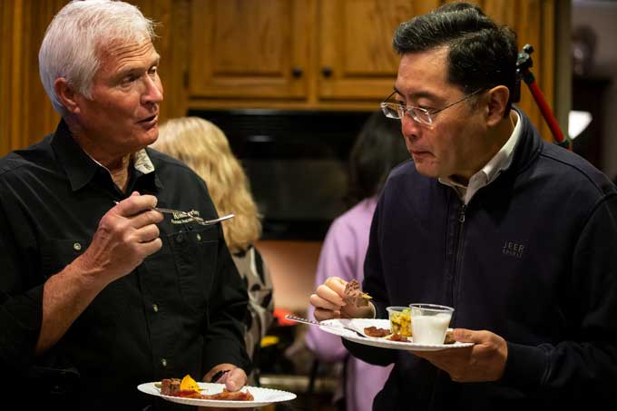 Rick Kimberley and Chinese Ambassador Qin Gang sample Iowa foods during the Ambassador's visit to the Kimberley farm, on Friday, April 22, 2022, in rural Maxwell.　Sipa USA/時事通信フォト　