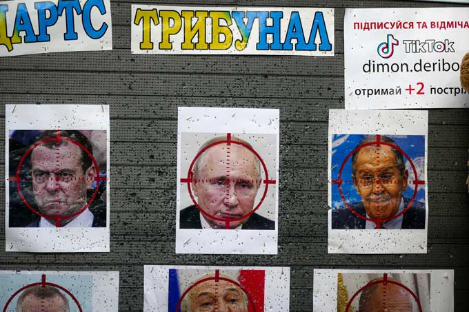 ODESA, UKRAINE - JULY 25, 2023 - The photographs of Dmitry Medvedev, Vladimir Putin and Sergey Lavrov are being used as targets in the Darts Tribunal game in Arcadia, Odesa, southern Ukraine. Ukrinform/時事通信フォト