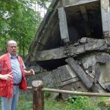 旧東独ビュンスドルフの、ソ連軍に破壊されたナチス国防軍基地前で説明する、案内役のハンスアルベルト・ホフマンさん　撮影日：2020年08月09日　写真提供：産経新聞社