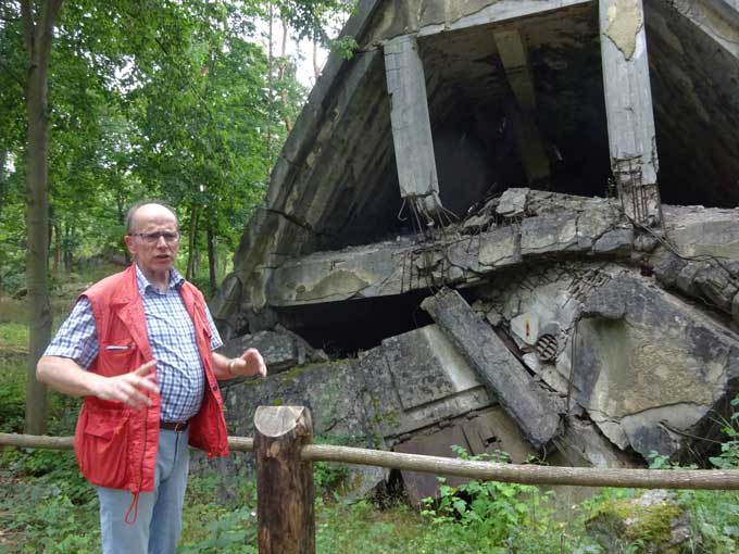 旧東独ビュンスドルフの、ソ連軍に破壊されたナチス国防軍基地前で説明する、案内役のハンスアルベルト・ホフマンさん　撮影日：2020年08月09日　写真提供：産経新聞社