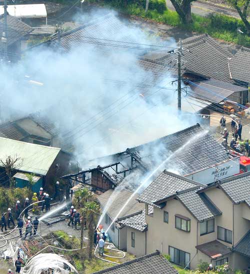 【熊本地震】南阿蘇村では火災も確認された＝2016年04月17日、熊本県南阿蘇村　写真提供：産経新聞社