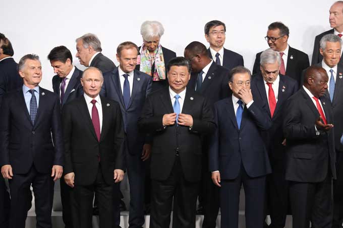 20カ国・地域首脳会議（G20大阪サミット）　集合写真撮影に臨む各国首脳　＝2019年06月28日午後、大阪府大阪市住之江区　写真提供：産経新聞社