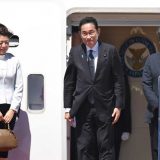ASEAN首脳会議などに出席するため政府専用機でインドネシアに出発する岸田文雄首相（中央）。左は裕子夫人＝2023年9月5日午後、羽田空港　写真提供：産経新聞社
