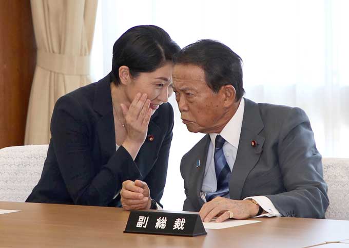 臨時総務会で麻生太郎副総裁に声をかける、小渕優子選対委員長（左）＝2023年9月13日午前、東京・永田町の党本部　写真提供：産経新聞社