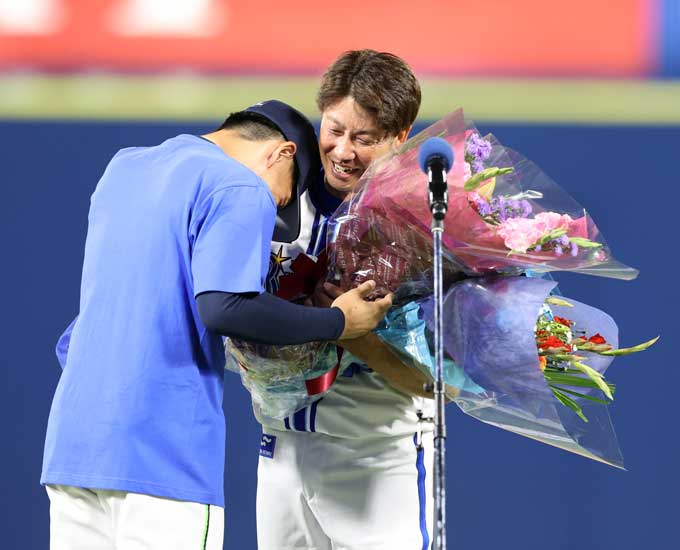 【プロ野球ＤｅＮＡ対ヤクルト】「藤田一也引退セレモニー」ヤクルト・嶋基宏コーチ（左）から花束を手渡されたＤｅＮＡ・藤田一也＝横浜スタジアム　2023年09月27日　写真提供：産経新聞社