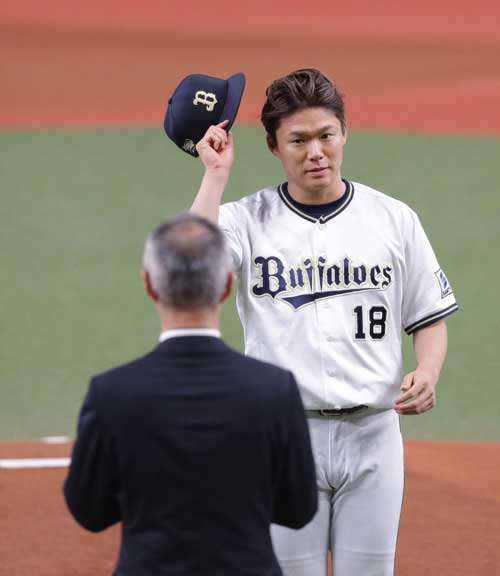 【プロ野球オリックス対西武】９月９日のロッテ戦でノーヒットノーランを達成し表彰されるオリックス・山本由伸＝京セラドーム大阪　撮影日：2023年09月26日　写真提供：産経新聞社