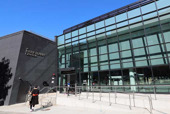 トランペット奏者ハーブ･アルパートの寄付金で改修された校舎　School building renovated with donations from trumpeter Herb Alpert　©️ The Japan Art Association / The Sankei Shimbun　