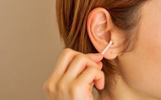 「ベタベタ耳」の人は耳を掃除する際、綿棒を奥に突っ込まないこと