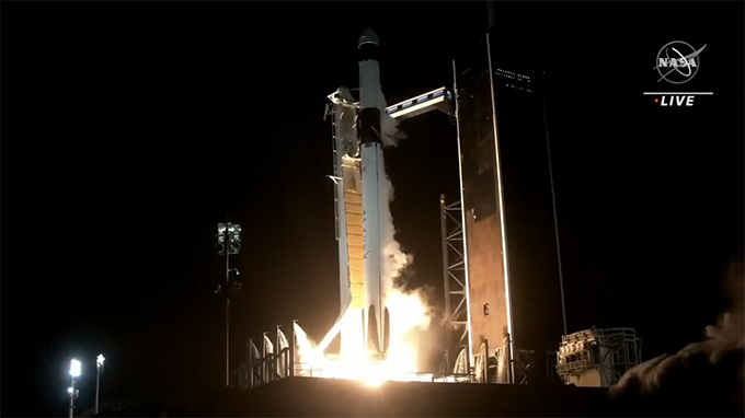 古川聡さん搭乗のクルードラゴン打ち上げの瞬間（NASAテレビから）