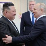This picture taken on September 13, 2023 and released by North Korea’s official Korean Central News Agency (KCNA) on September 14 shows Russia’s President Vladimir Putin (centre R) greeting North Korea’s leader Kim Jong Un (centre L) visiting the Vostochny Cosmodrome in Russia’s Amur region.　AFP PHOTO/KCNA VIA KNS　 AFP＝時事
