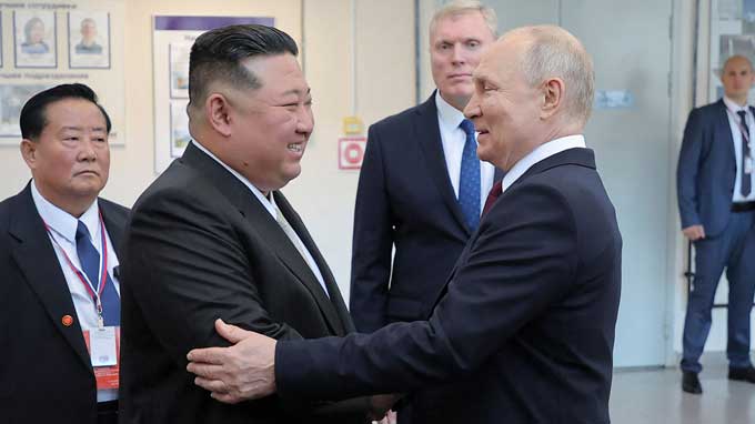 This picture taken on September 13, 2023 and released by North Korea's official Korean Central News Agency (KCNA) on September 14 shows Russia's President Vladimir Putin (centre R) greeting North Korea's leader Kim Jong Un (centre L) visiting the Vostochny Cosmodrome in Russia's Amur region.　AFP PHOTO/KCNA VIA KNS　 AFP＝時事