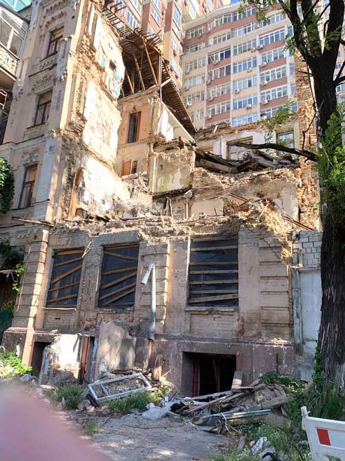 昨年10月のロシア軍による空襲で崩壊した後もそのままになっている建物。空襲では死傷者が出、周囲の建物の窓ガラスも軒並み割れたという＝2023年09月09日午前、キーウ市内　写真提供：産経新聞社