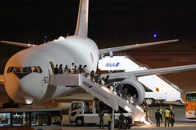 自衛隊機でイスラエルから退避した邦人らが羽田空港に到着した＝2023年10月21日午前、東京都大田区　写真提供：産経新聞社