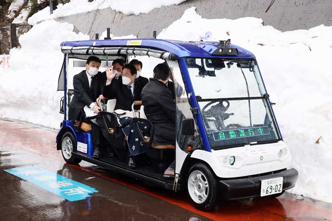 自動運転車に試乗する岸田総理　　福井県訪問　　2023年2月4日　　～首相官邸HPより