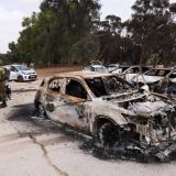 イスラム組織ハマスの襲撃で多数が犠牲となった音楽フェスティバルの会場近くに残された車＝2023年10月10日、イスラエル南部（ロイター＝共同）