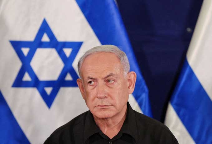 記者会見するイスラエルのネタニヤフ首相＝2023年10月28日、中部テルアビブ（ロイター＝共同）