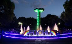 『花と光のムーブメント』が都立府中の森公園で開催　鮮やかなサンパチェンスと虹色カラーのライトアップで幻想的な世界を演出