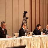 モビリティ委員会終了後、取材に答える豊田章男氏（左から2番目）