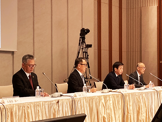 モビリティ委員会終了後、取材に答える豊田章男氏（左から2番目）