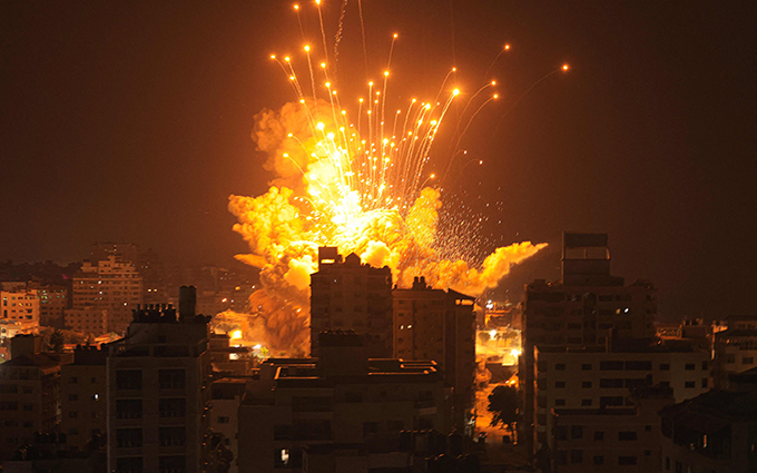 イスラエル軍の空爆を受けるパレスチナ自治区ガザ（パレスチナ自治区）＝2023年10月9日　 AFP＝時事　写真提供：時事通信