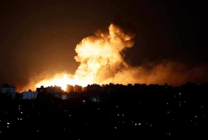 パレスチナ自治区ガザ市で、イスラエルの空爆後に立ち上る煙。　撮影地 パレスチナ自治区ガザ地区　 2023年10月10日　EPA=時事