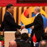 北京で開かれた「一帯一路」国際協力サミットフォーラムで握手する中国の習近平国家主席（左）とロシアのプーチン大統領（中国・北京）　2023年10月18日　EPA=時事