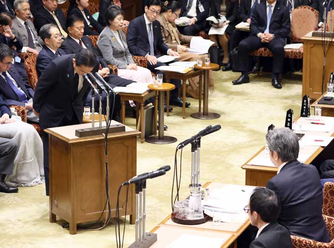 参院予算委で柿沢未途法務副大臣の辞任に際し、陳謝する岸田文雄首相＝2023年10月31日午後、参院第１委員会室　写真提供：産経新聞社