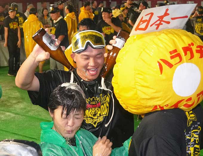 【プロ野球日本シリーズオリックス対阪神　祝勝会】ビールかけ　ビールをかける阪神・森下翔太＝大阪府内　撮影日：2023年11月06日　写真提供：産経新聞社