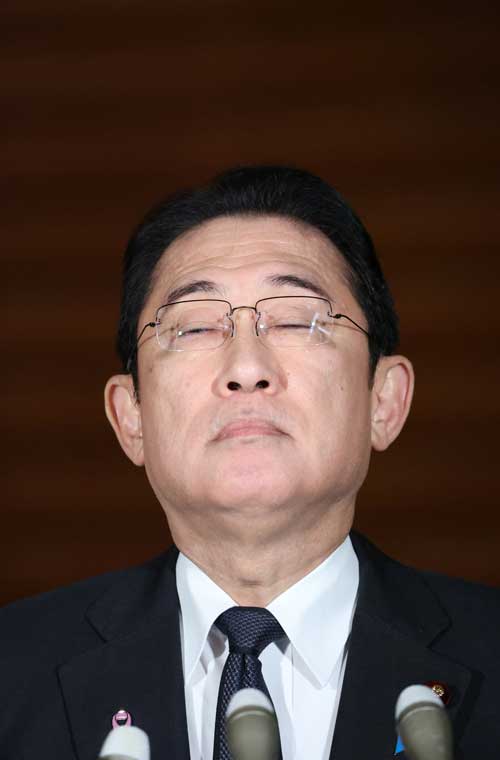 神田憲次財務副相の辞任を受け記者団の質問に答える岸田文雄首相＝2023年11月13日午後、首相官邸　写真提供：産経新聞社