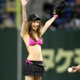 プロ野球　日本ハム対オリックス　始球式に臨む、モデルの菜々緒　撮影日：2010年03月31日　写真提供：産経新聞社